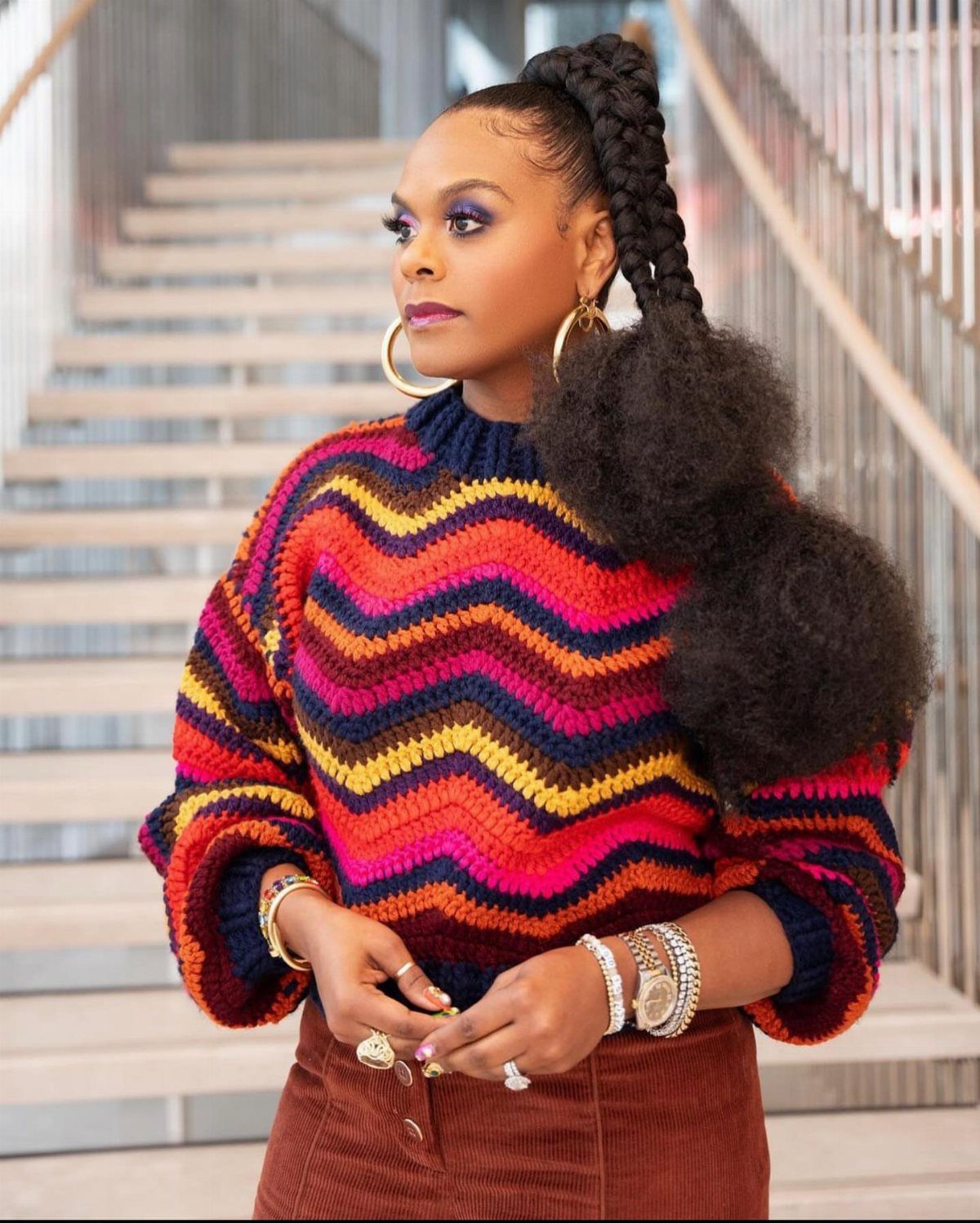 Woman wearing a high ponytail with chunky twists and voluminous textured hair